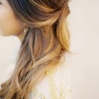 Frizurák nyílt hajban-közepes hosszúságú