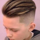 Hűvös frizurák fiatal fiúk 2022