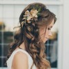 Menyasszony frizura nyitott virágokkal