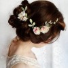 Esküvői frizurák valódi virágokkal