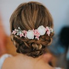 Virágok haj esküvő