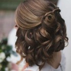 Menyasszonyi frizurák közepes hosszúságú haj félig nyitott
