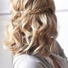 Frizura esküvői vendég közepes hosszúságú haj