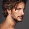 Közepes hosszúságú haj frizurák férfiak számára