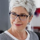 Rövid frizurák 2023 50 év feletti nők szemüveggel