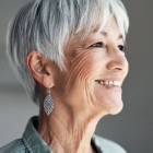 Rövid frizurák idősebb hölgyek 2023