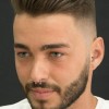 Férfi frizurák visszahúzódó hajszálakkal 2023