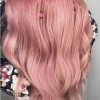 Rózsaszín jelenlegi frizura 2023